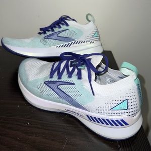 Brooks Women’s Levitate 5 GTS stealthfit size 9